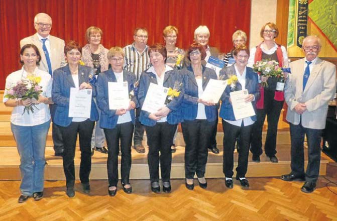 Die Jubilare mit Reiner Utz (obere Reihe von links), Marga Hirschinger, Werner Ottmann, Hannelore Bätz, Ilse und Resi Brunner, Regina Rösch sowie Birgit Rösch (untere Reihe von links), Karin Ottmann, Petra Bär, Dagmar Bauer, Gerlinde Großmann, Sonja Ring