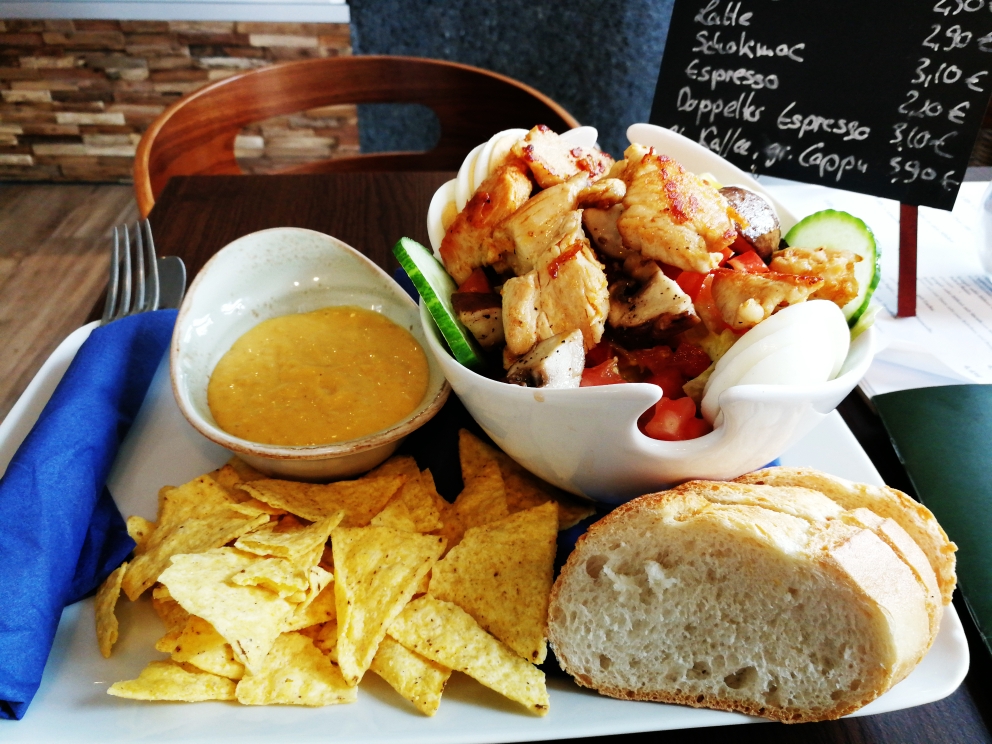 Kleiner Hähnchensalat mit Nachos und originalen holländische joppie Sauce 