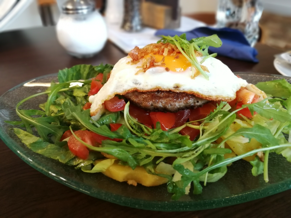 Kartoffelburger mit Patty und Spiegelei