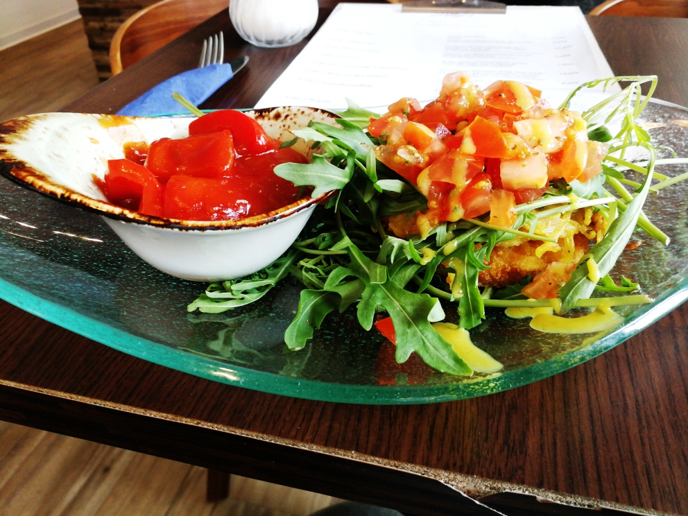 vegetarisches Schnitzel mit Kartoffelkruste und hausgemachtem Salsa-Dip