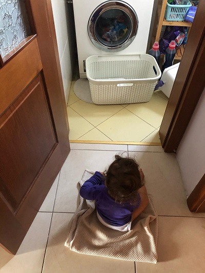Това е Явор, който е облечен в мерино от първия си ден. Задължително изпробваме всичките си нови кройки и дрехи първо с него. И сигурно се досещате, че перем всеки ден. Е, не е чудно тогава, че любимата програма на Явор е програмата за вълна :D