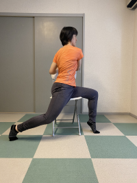足のつけ根のストレッチ