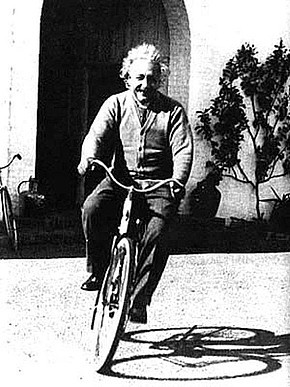 Albert Einstein à vélo a Santa Barbara Californie 1933