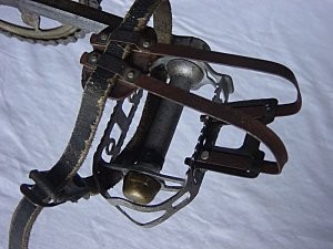 typische Fusshalterung der Pedale (Peugeot)