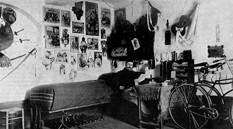 Alfred Jarrys Schlafzimmer mit Fahrrädern ca.1896