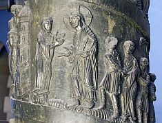 Bernwardsäule Hildesheim Bronze 1115-22; Detail mit Christus u. Ehebrecherin (zweiphasig)