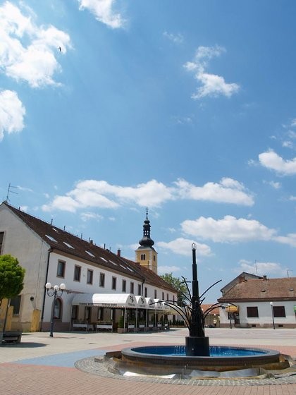 Wiedmer's Centrum Mundi-Brunnen am Platz des Weltmittelpunktes von Ludbreg in Kroatien