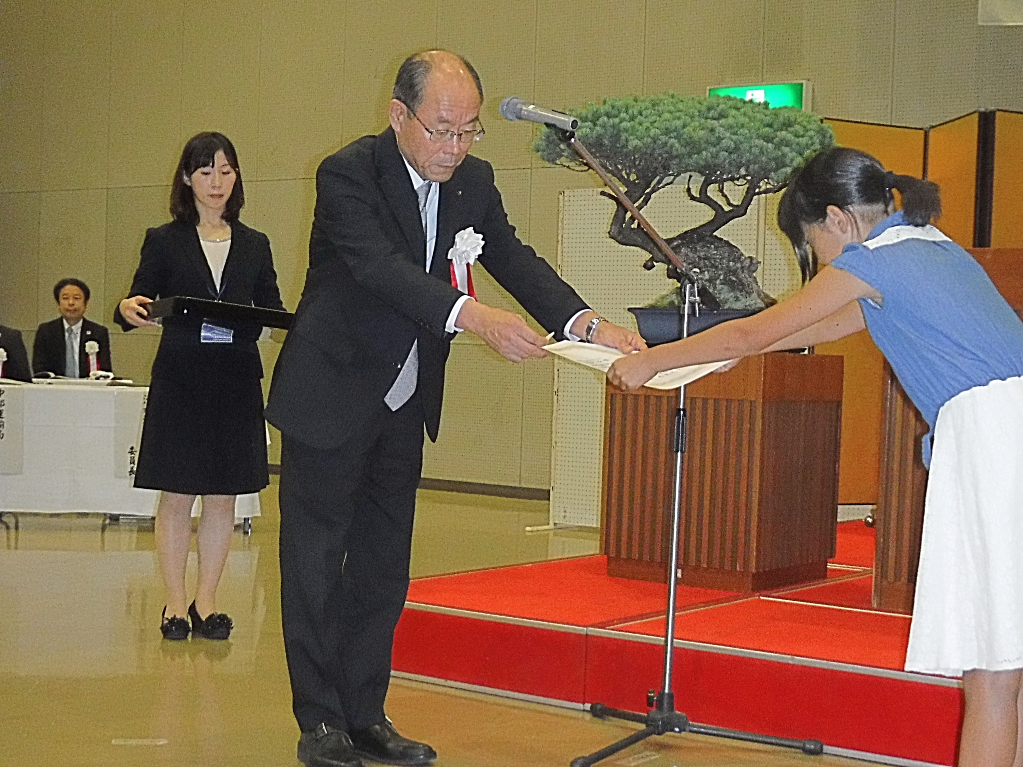 Award of Shimizu Koho Kyokai presented by Mr. Nishio, President of the Shimizu Koho Kyokai