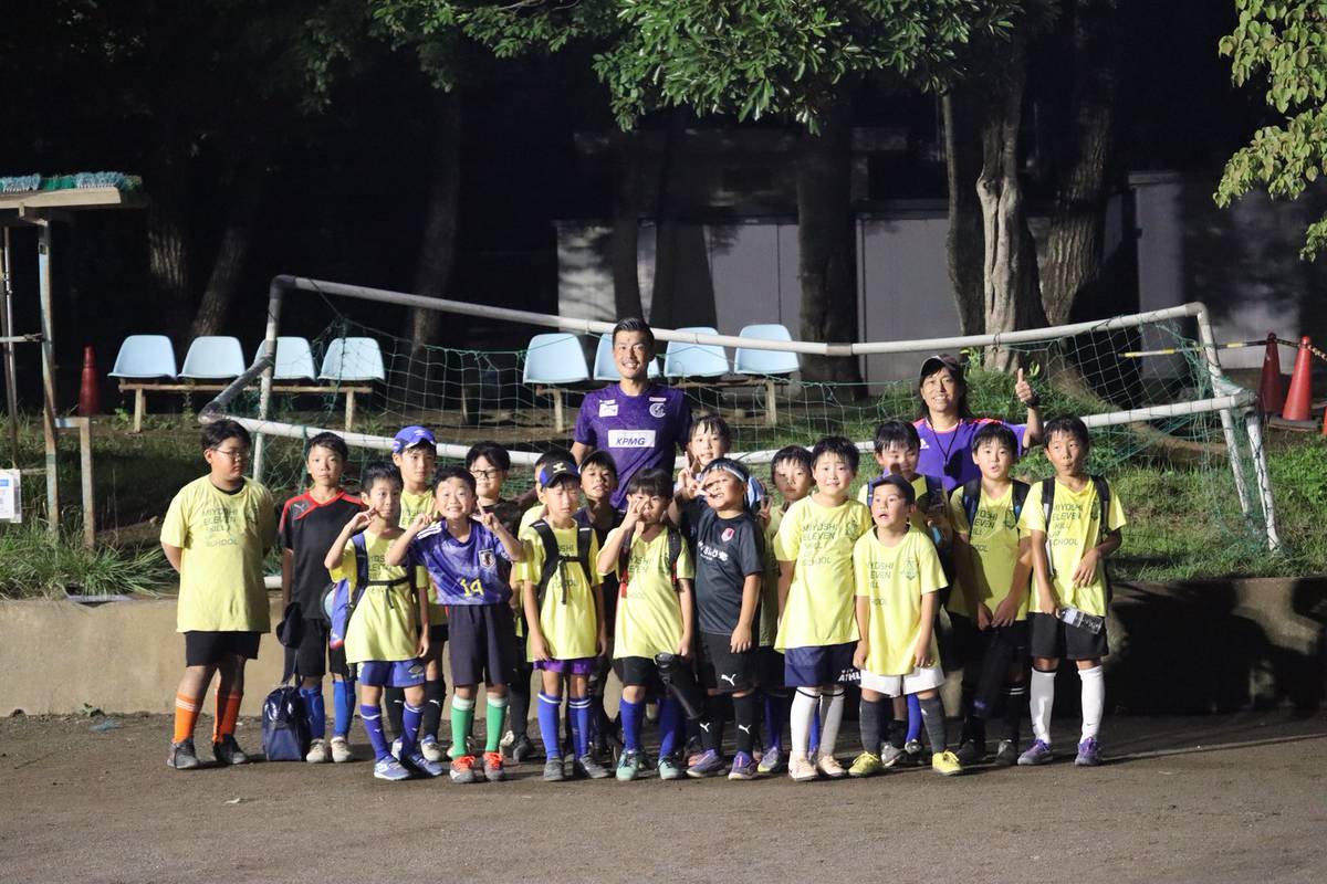 夏休み特別企画！2025年8月11日にJFLクリアソン新宿所属の瀬川和樹選手がピッチに来て指導をしてくれました。質問タイムも盛り上がり色紙にサインも書いてくれました。ありがとうございました！m(_ _)m