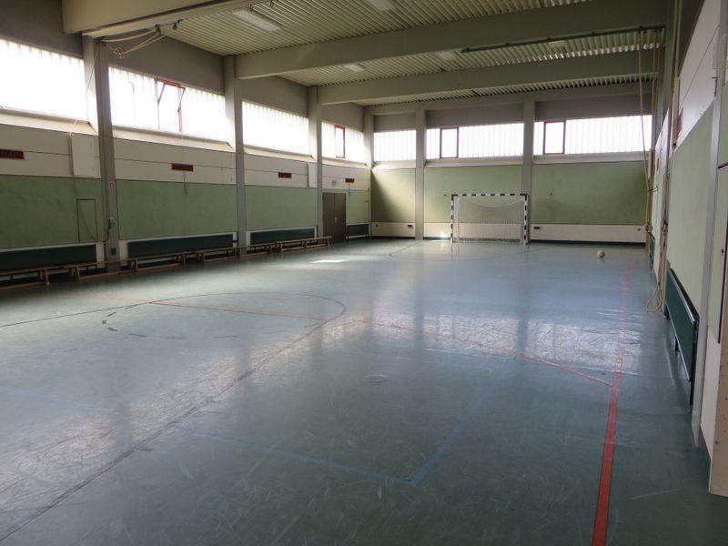 Auf diesem Bild ist die Sporthalle in Winzingen zu sehen.