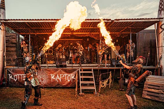 Rotten Raptor Walkingact Endzeit Wasteland Postapokaplyspe Bühnenshow Feuershow Showcar Mad Max