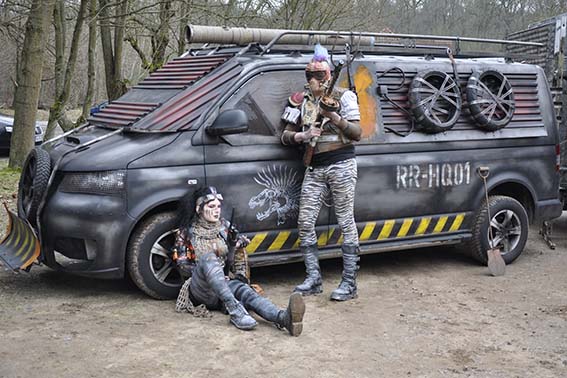 Rotten Raptor Walkingact Endzeit Wasteland Postapokaplyspe Bühnenshow Feuershow Showcar Mad Max