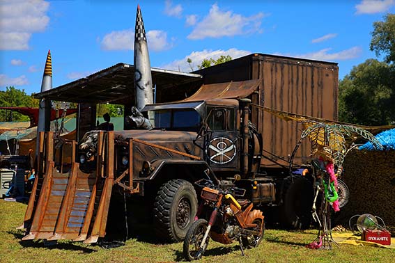 Rotten Raptor Walkingact Endzeit Wasteland Postapokaplyspe Bühnenshow Feuershow Showcar Mad Max