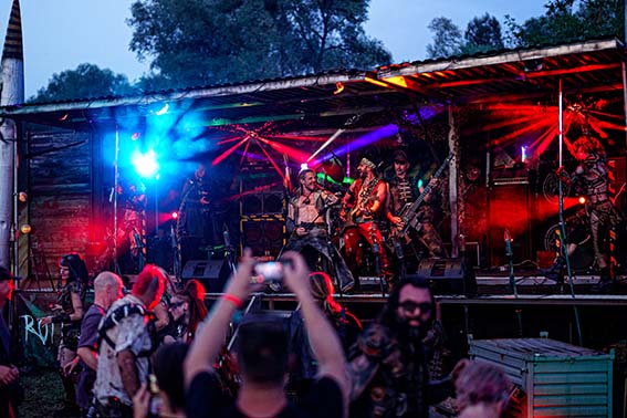 Rotten Raptor Fire Show Endzeit Warrior Postapocalypse Wasteland Band Musik