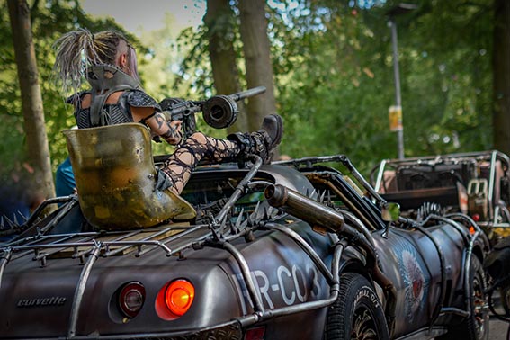 Rotten Raptor Walkingact Endzeit Wasteland Postapokaplyspe Bühnenshow Feuershow Showcar Mad Max