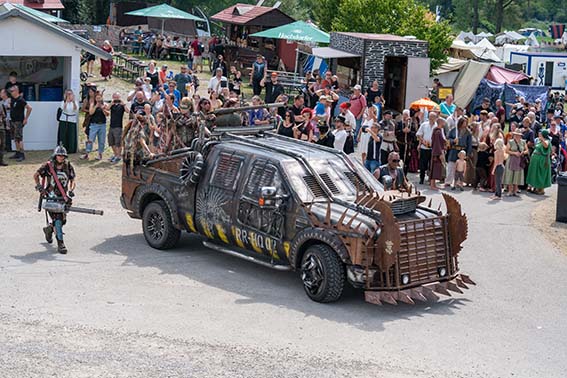 Rotten Raptor Walkingact Endzeit Wasteland Postapokaplyspe Bühnenshow Feuershow Showcar Mad Max