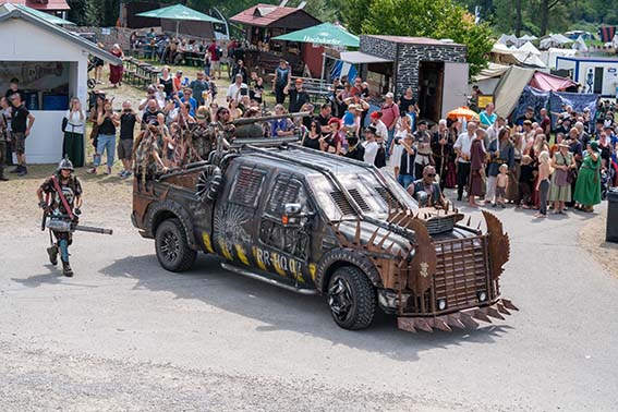 Rotten Raptor Walkingact Endzeit Wasteland Postapokaplyspe Bühnenshow Feuershow Showcar Mad Max