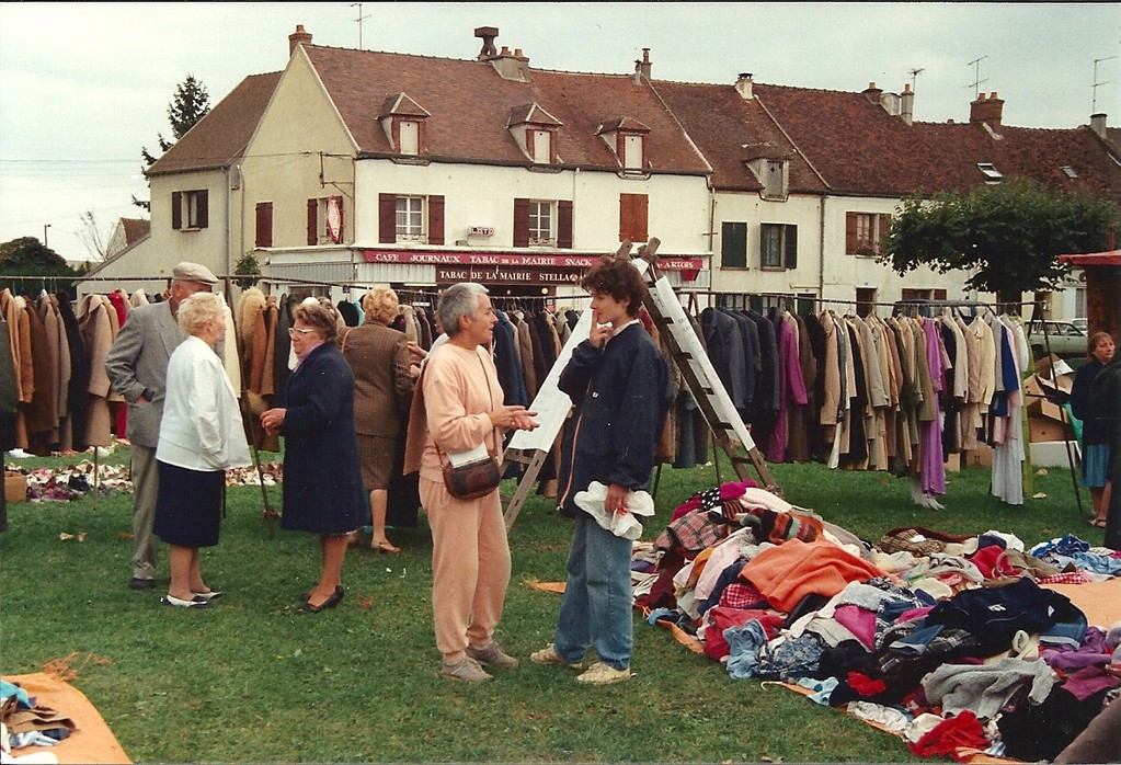 une journée de brocante sur la place de l'Eglise