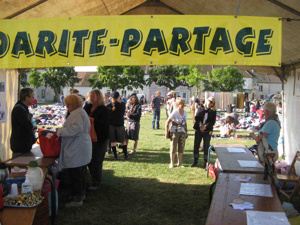 Le stand d'informations Solidarité-Partage