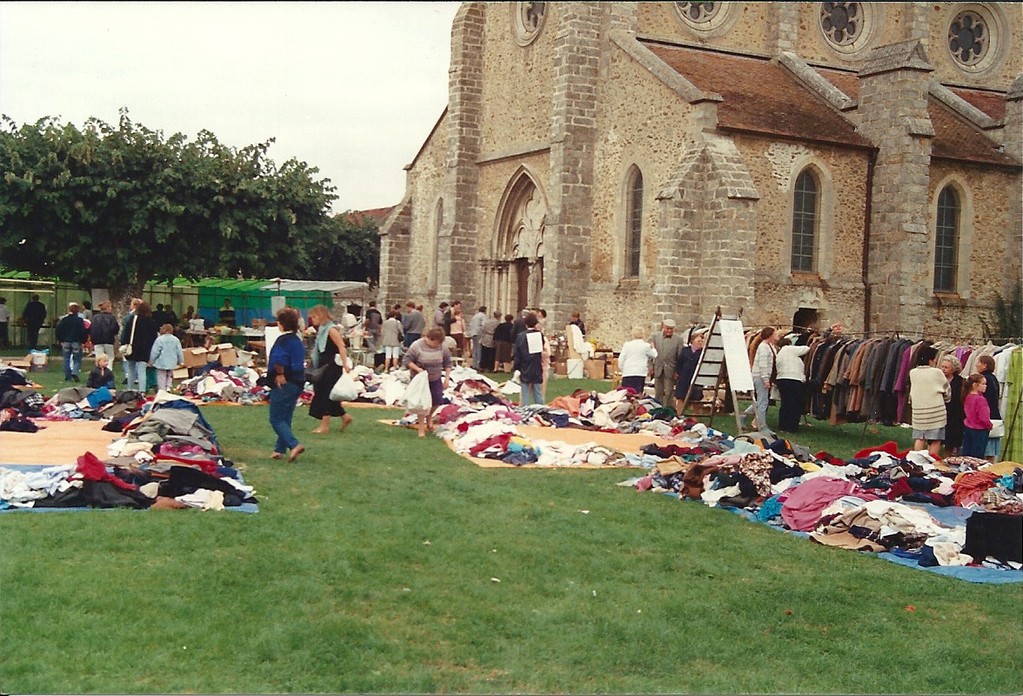 une journée de brocante sur la place de l'Eglise