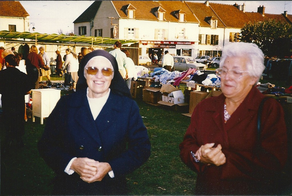 une brocante sur la place de l'Eglise