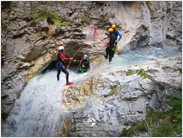 Départ de la grande cascade du parcours de canyoning des Acles