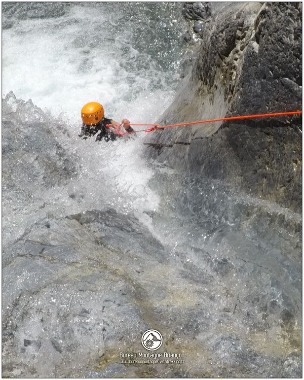 Des glissades dans le canyon des Acles