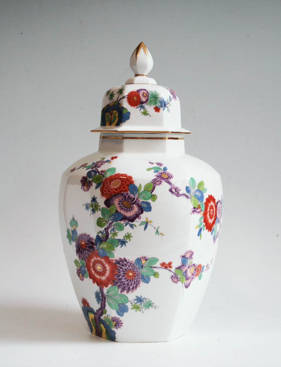 Große Deckelvase mit indischer Blumen- und Vogelmalerei, Meissen