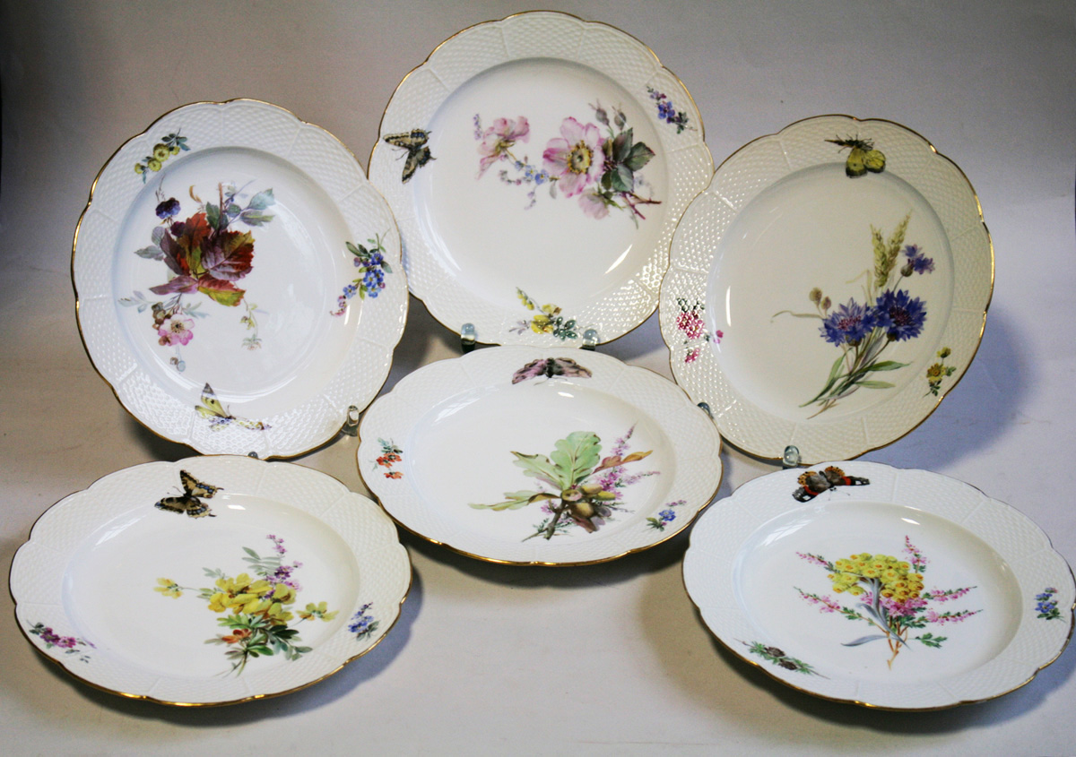 Teller Meissen mit naturalistischer Blumenmalerei und Schmetterlingen, Altozier-Relief  