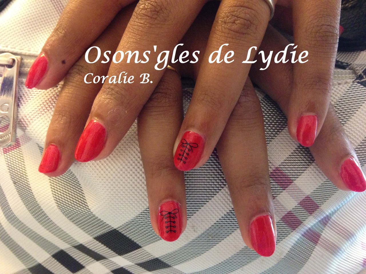 Vernis semi permanent rouge sur ongles naturels.  Coralie