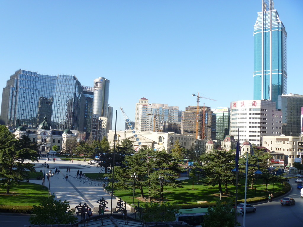 地下鉄工事が進む中山広場（大連賓館）