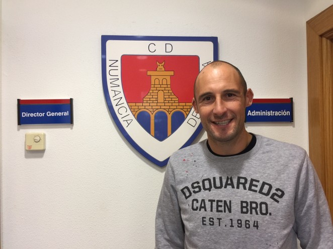 Saizar, en su presentación como nuevo jugador del Numancia. Foto: www.cdnumancia.com