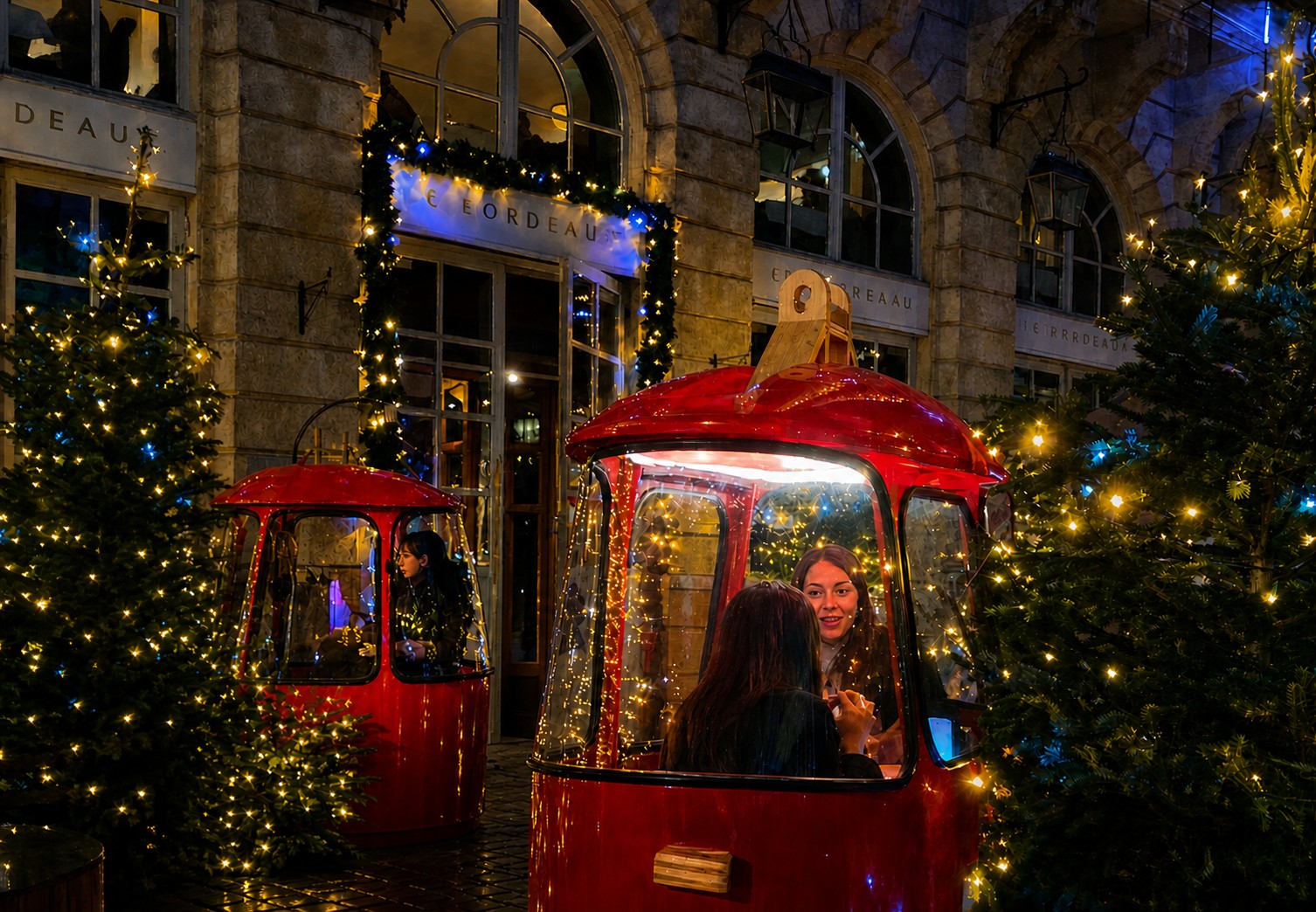 PLUSIEURS TELECABINES DEVANT LE RESTAURANT INTERCONTINENTAL DE BORDEAUX PENDANT LES FETES DE NOEL EN 2022