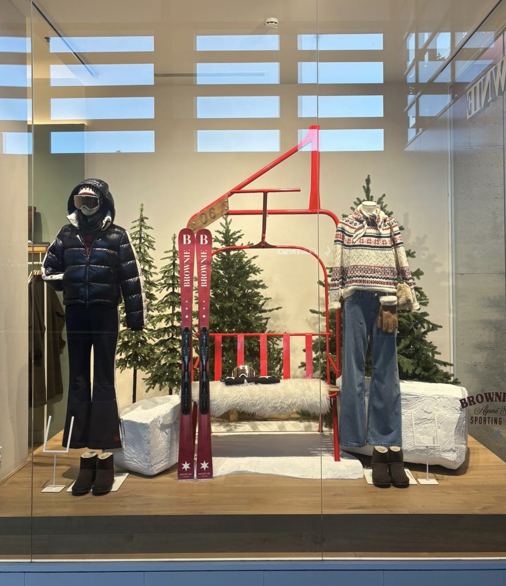 Ancien siège de télésiège 2 places carré Poma rénové dans une vitrine de noel pour la marque BROWNIE à Barcelone Espagne