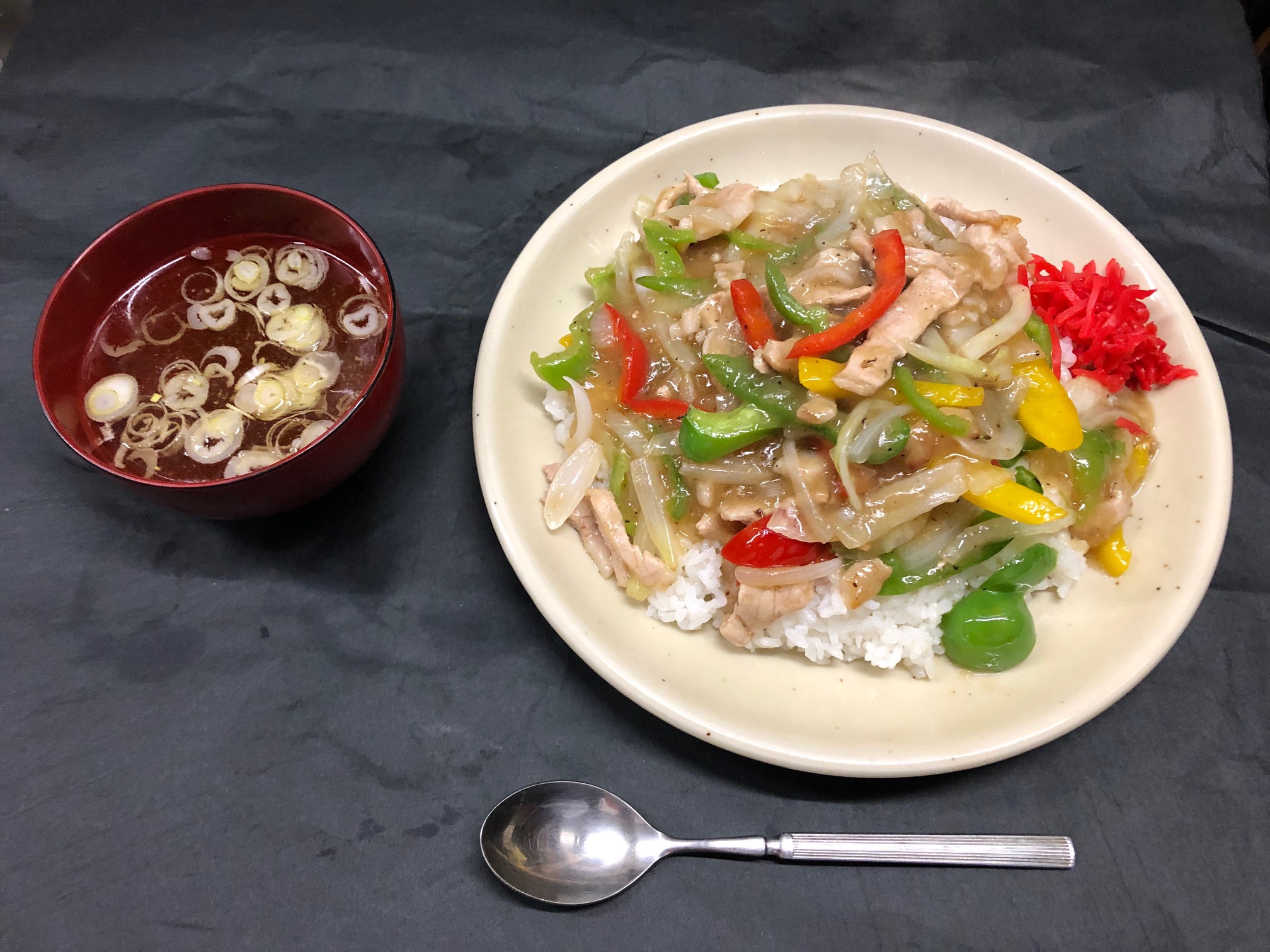 福生ラーメン　ポロ春です。福生駅近くにあるラーメン店です、こんぶ、ソーダガツオなどのだしを使った体に優しいスープが特徴です。メニューもボリュームも他の店より多いのが自慢です。米軍横田基地が近く、米国人のお客様もいらっしゃいます。英語の対応もドル払いもOKです。