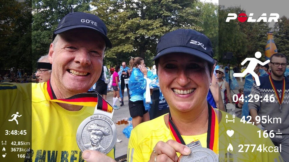 Michael und Ariane Buschbeck 2018 mit Berlin Marathon Finisher Medaillen nach Zielankuft