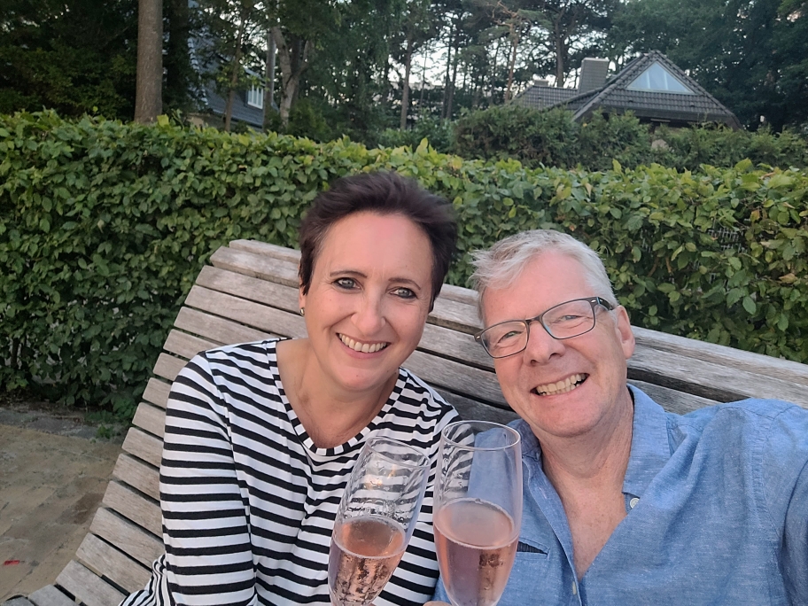 Ariane und Michael genießen gekühlten Crémant im Abendlicht