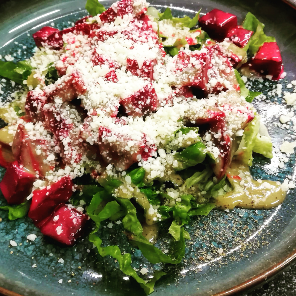Römersalat ,marinierte Rote Beete,Parmesanspäne,Croutons 