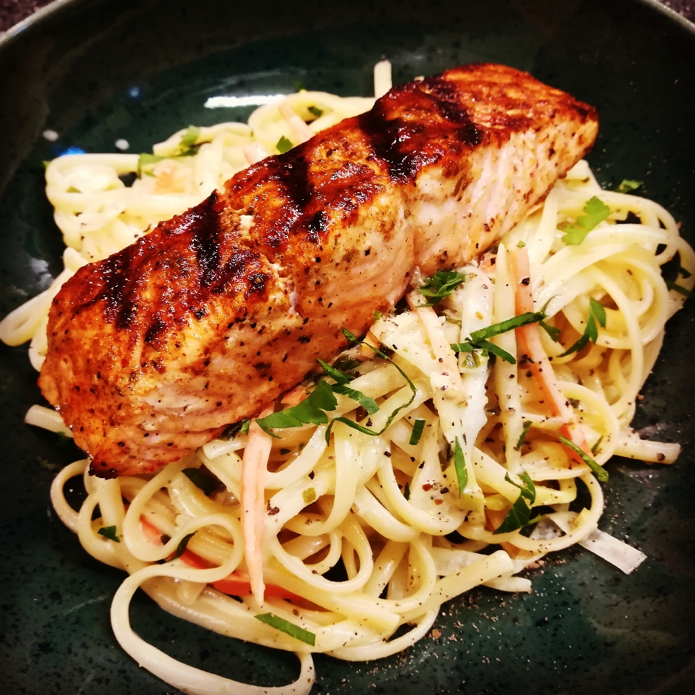 Pasta mit gegrilltem Lachsfilet 