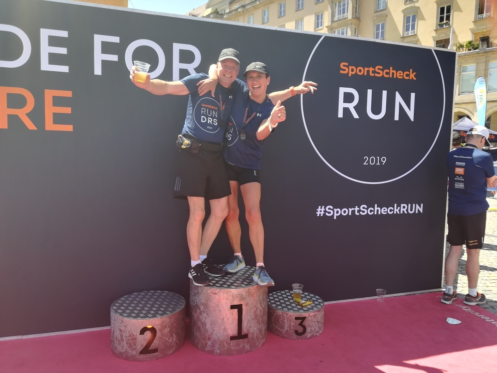 Ariane und Michael Buschbeck mit Medaille nach dem SportScheck Halbmarathon in Dresden 2019
