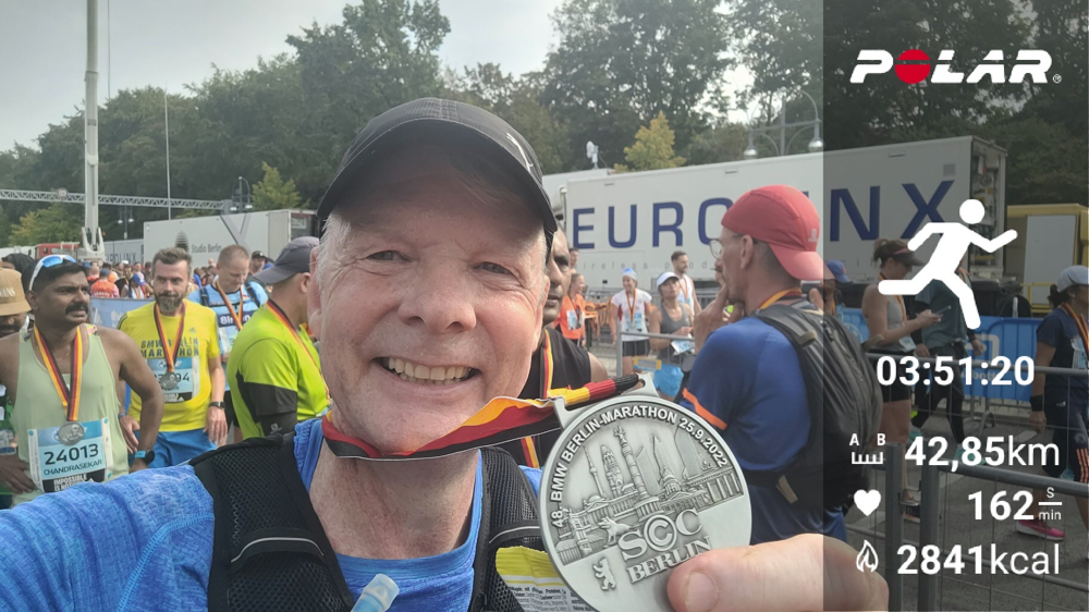 Michael mit finisher Medaille  im Zielbereich Berlinmarathon 2022