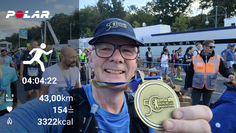 Michael Buschbeck mit Finisher Medaille beim Berlin Marathon 2024 kurz nach der Zielankunft