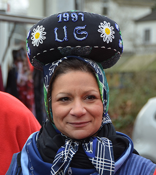 Helena Mazerova hat sich den Einkaufskorb gleich auf dem Kopf mitgebracht –  als Solinger "Liewerfrau".