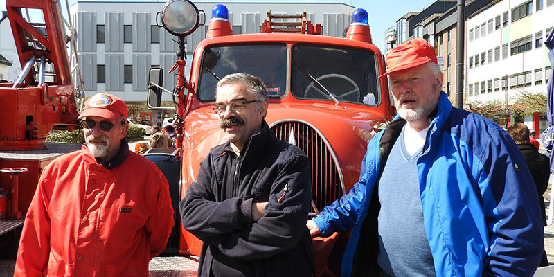 Fahrzeuge wie Besatzung sind ein wenig in die Jahre gekommen, aber durchaus noch robust und theoretisch einsatzfähig. Allerdings muss bei den Oldtimer-Freunden nicht immer alles schnelle gehen wie bei der Feuerwehr ...