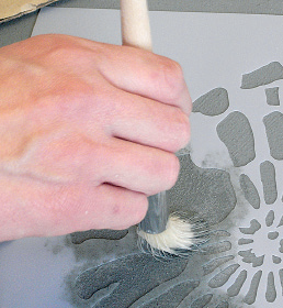 auftupfen der Farbe mit Schablonierpinsel