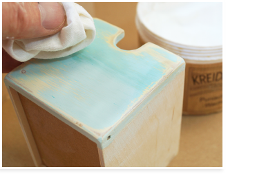 Schabby Chic auftragen von Wachs, hier Punisches Wachs, besser Saflor Lappenwachs