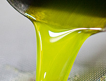 Olio Extra Vergine – Frisches Olivenöl fliesst grün-gelb