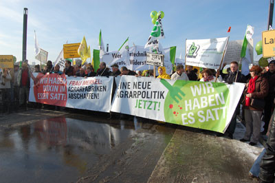 Demo-Front in Berlin "Wir haben es satt" gegen Massentierhaltung + Genfood, Jan. 2011. | Frontline of a Demonstration in Berlin "We are fed up" against large-scale lifestock farming & genfood, jan. 2011