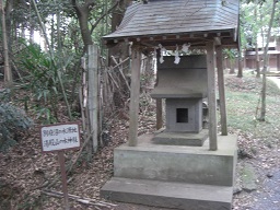 　湯殿神社の裏参道に鎮座する水神の石祠