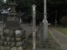 　石灯籠の横に「西別府祭祀場跡」の標柱